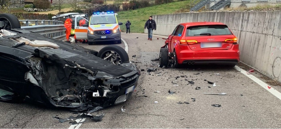 Terribile frontale sulla strada di Cadine: un'auto finisce ruote all'aria sulla carreggiata